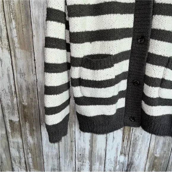 POL Jersee Plush Oversized Gray and White Striped Cardigan - Picture 4 of 6